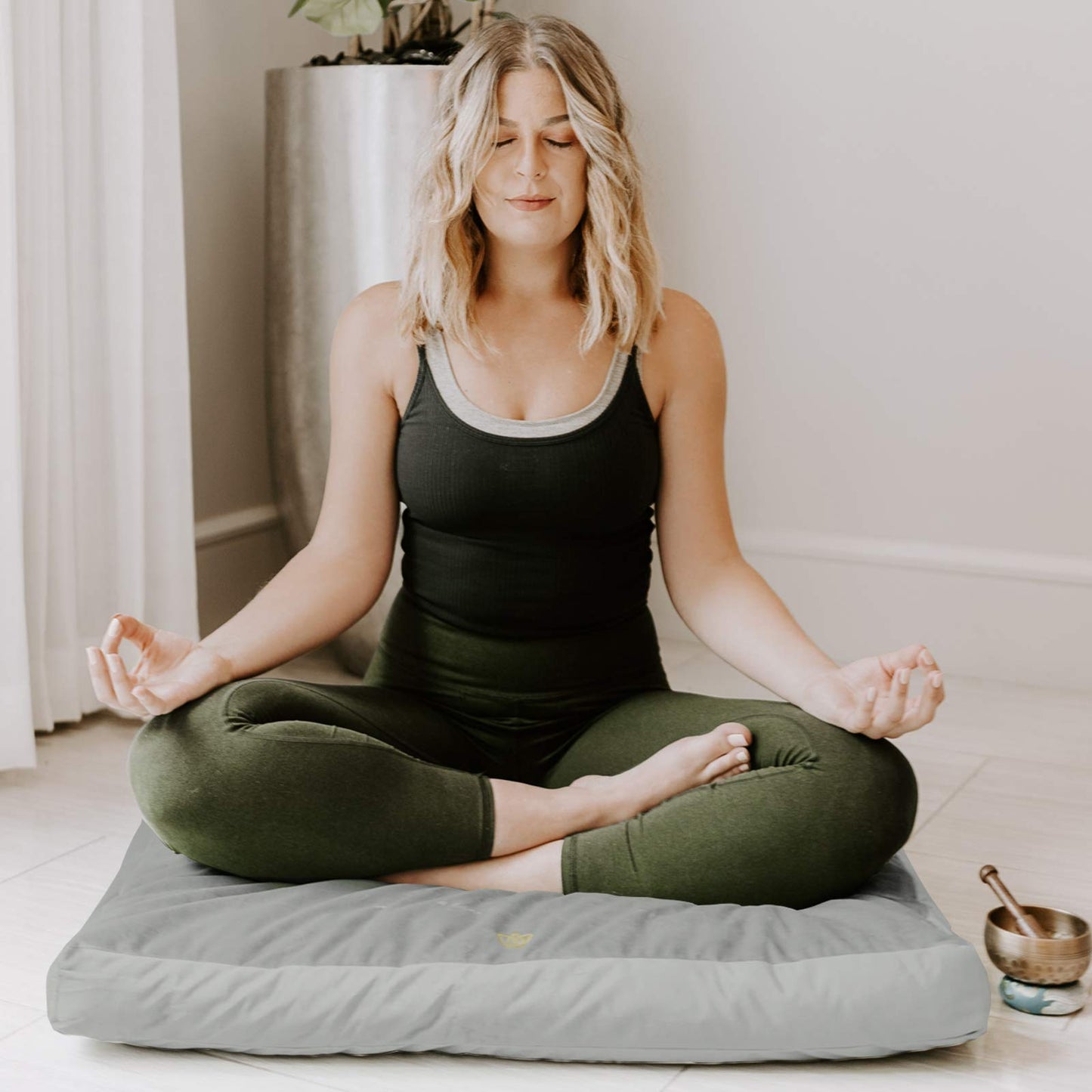 Florensi Meditation Mat Zabuton - Floor Pillow Seating for Adults - Floor Seat Cushion, Velvet Cover 100% Cotton Insert - Yoga Cushion for Women & Men, Meditation Cushion Sitting & Kneeling (81x81 cm)